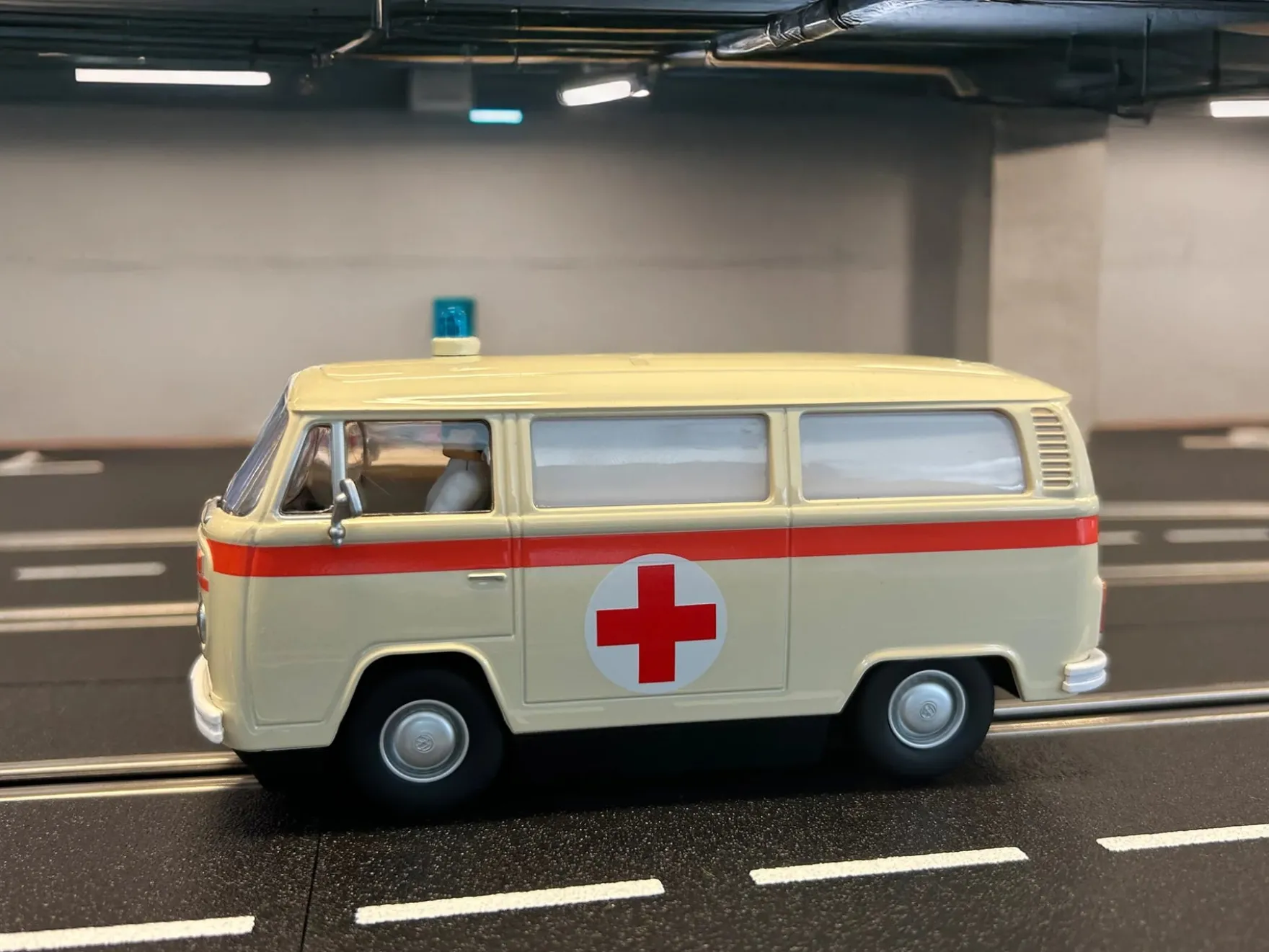 VW BUS T2b "Krankenwagen, Rotes Kreuz"